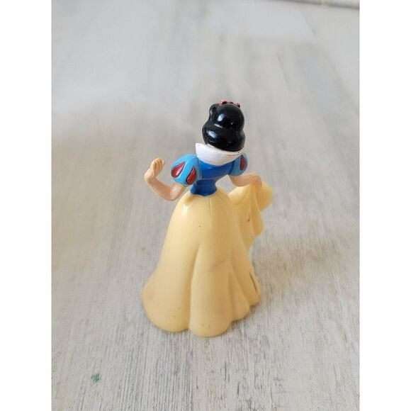 Snow White Wave princess mini toy figure royalty smile - Picture 3 of 5